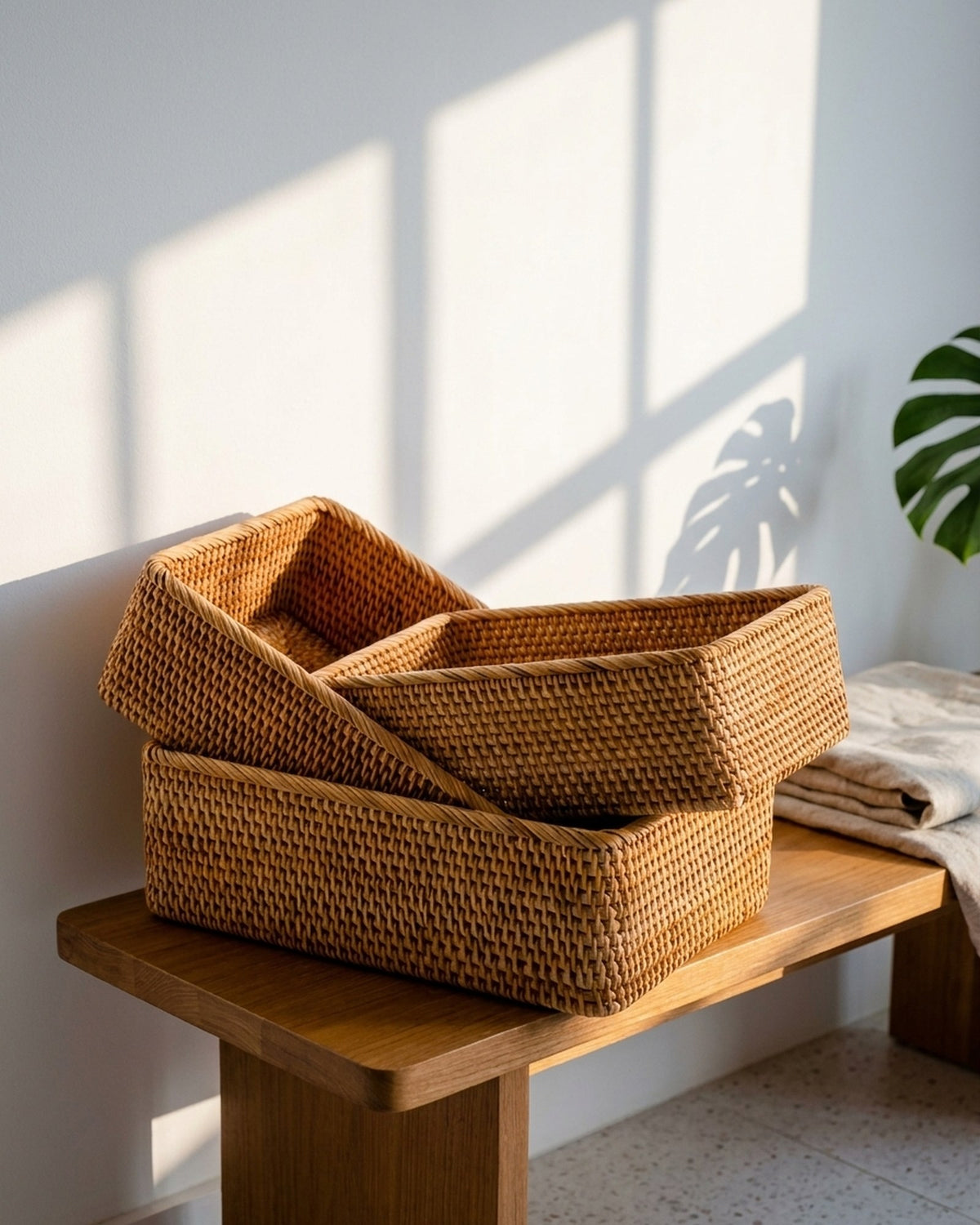 Cesto de rattan em ambiente (imagem ilustrativa)