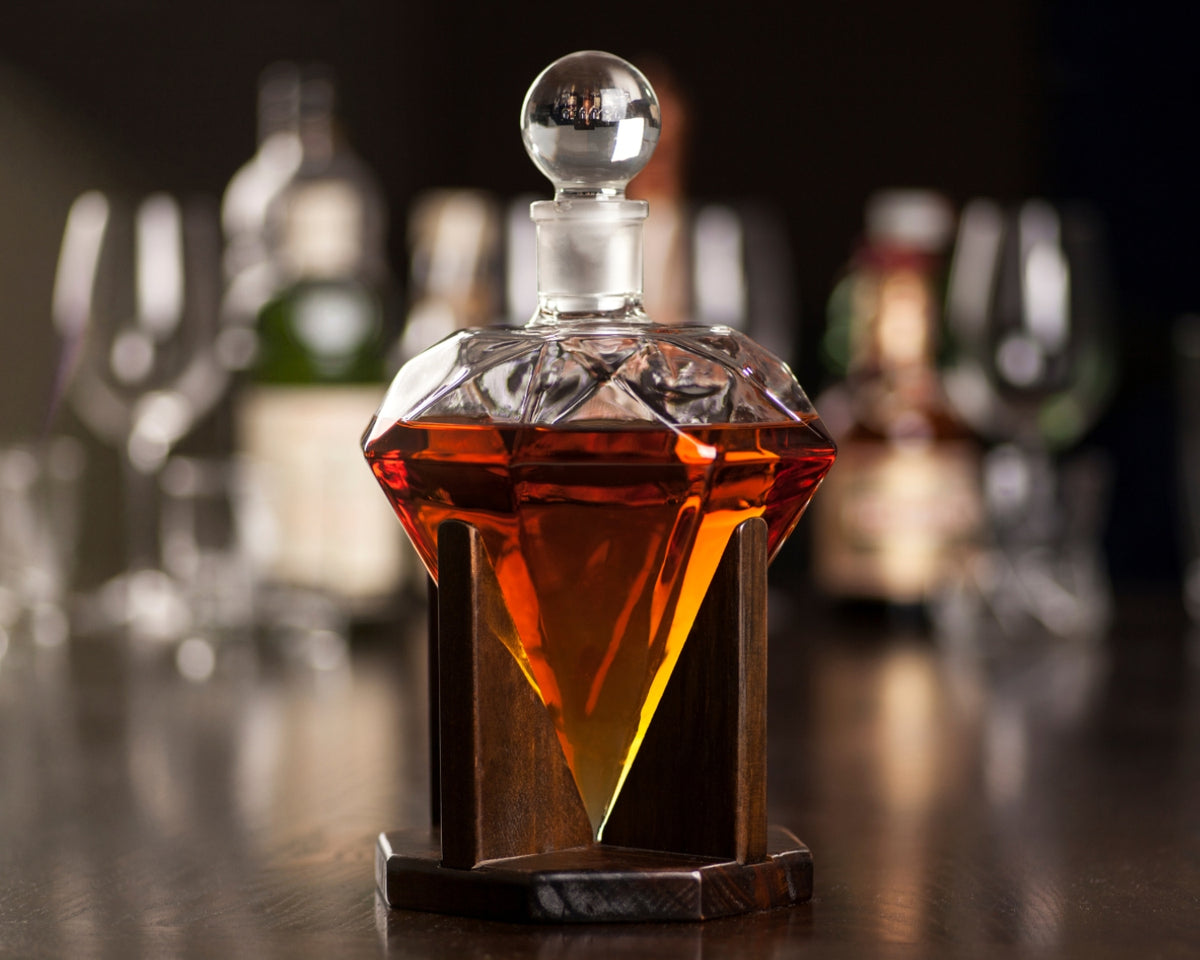 Decanter de Vinho e Whisky: O que é, Como Usar e Principais Cuidados