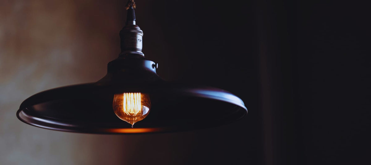 Lustres, luminárias, abajures, pendentes e arandelas para transformar sua casa com elegância e aconchego. Iluminação perfeita para cada ambiente!