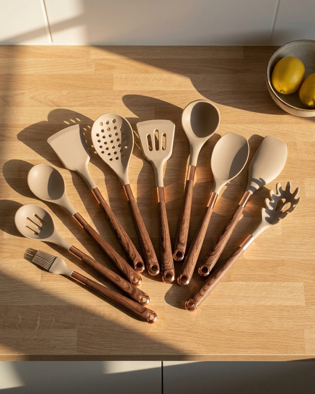 Kit Utensílios de Cozinha Silicone 10 Peças Com Organizador Rosé em ambiente (imagem ilustrativa)